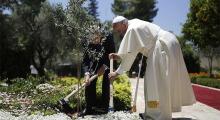 «LAUDATO SI’, mi’ Signore – Louvado sejas, meu Senhor», cantava São Francisco de Assis. Neste gracioso cântico, recordava-nos que a nossa casa comum se pode comparar ora a uma irmã, com quem partilhamos a existência, ora a uma boa mãe, que nos acolhe nos seus braços: «Louvado sejas, meu Senhor, pela nossa irmã, a mãe terra, que nos sustenta e governa e produz variados frutos com flores colorida e verduras».[1]2. Esta irmã clama contra o mal que lhe provocamos por causa do uso irresponsável e do abuso dos be